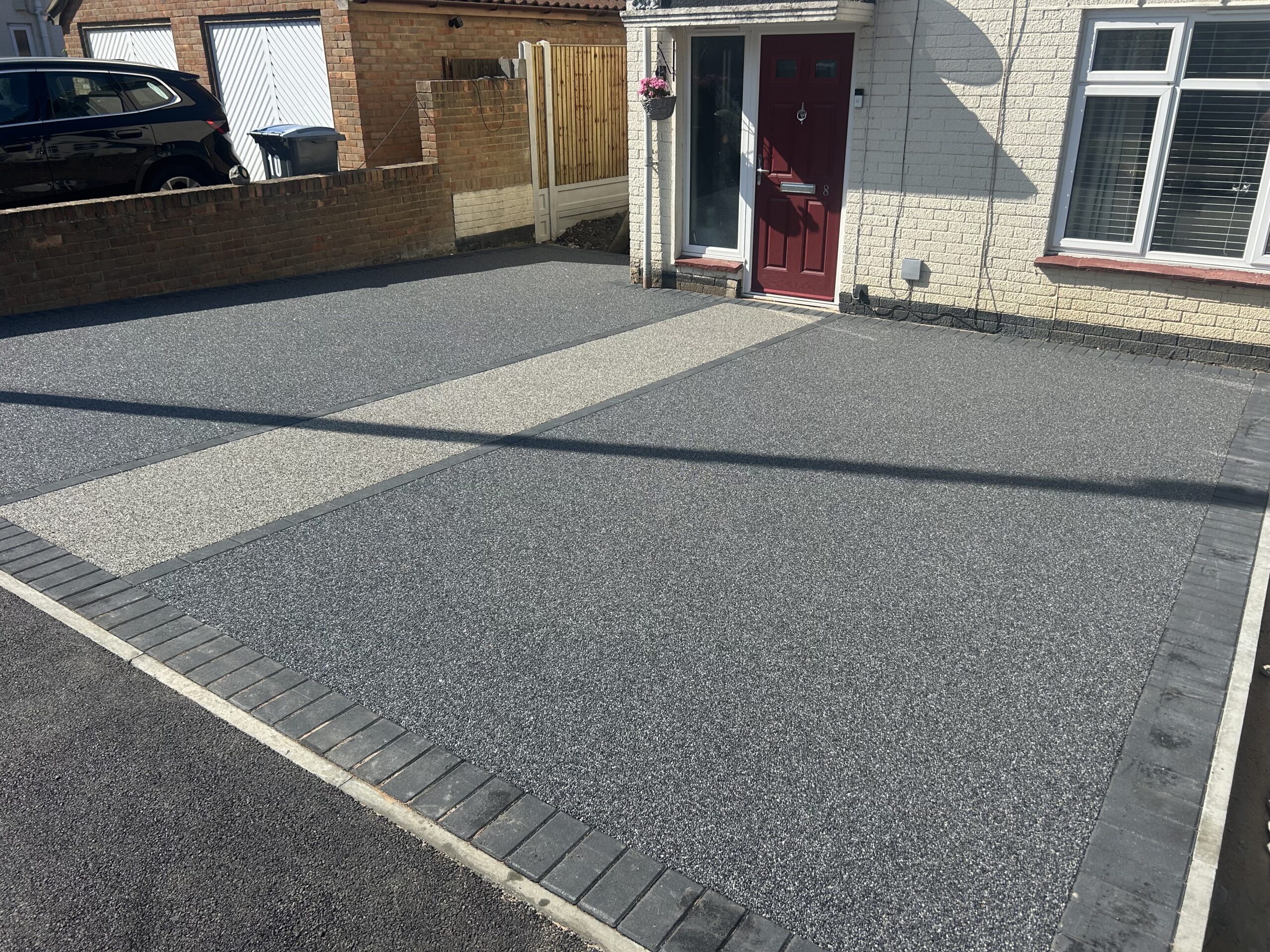 Resin bound driveway dark grey with light border paving